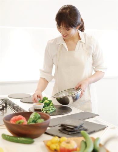 キッチンで料理をする女性