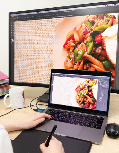 パソコンで写真を加工する様子