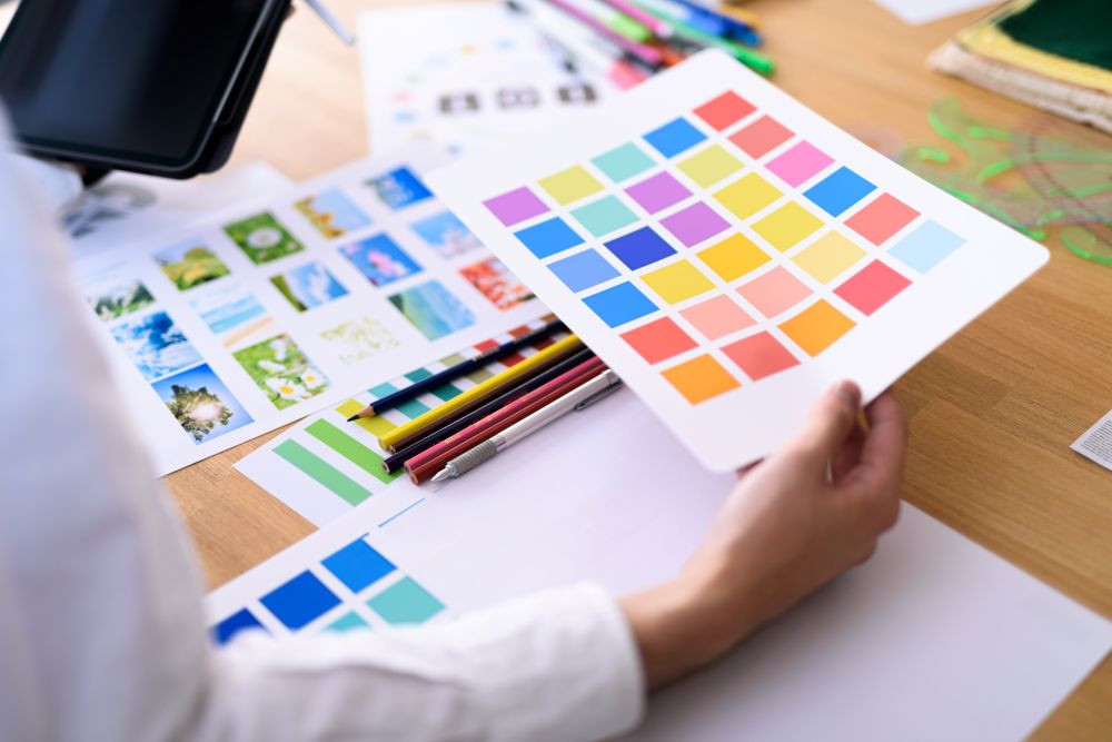 色見本を眺める人