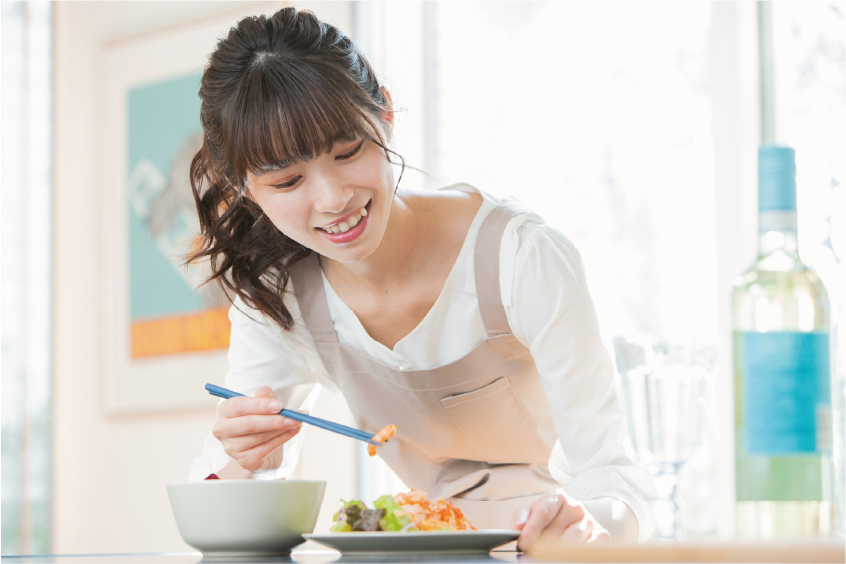 料理を盛り付けるフードスタイリスト