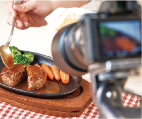 カメラで撮影する様子