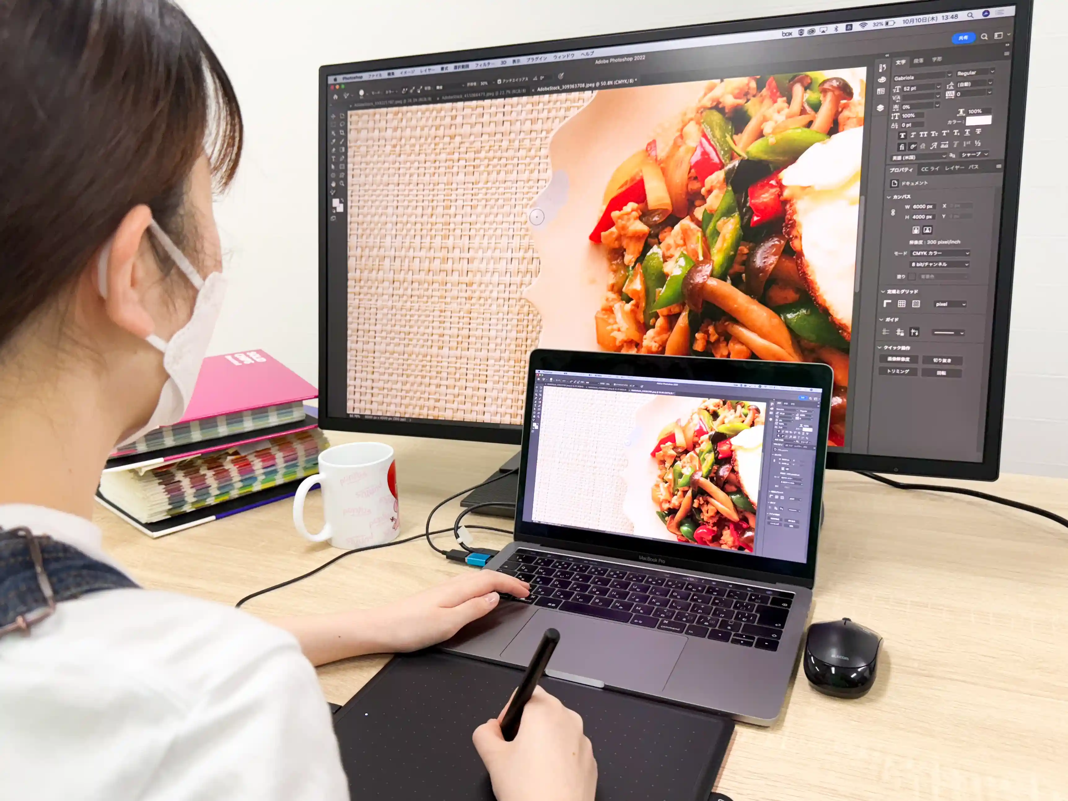 パソコンで画像編集をする様子