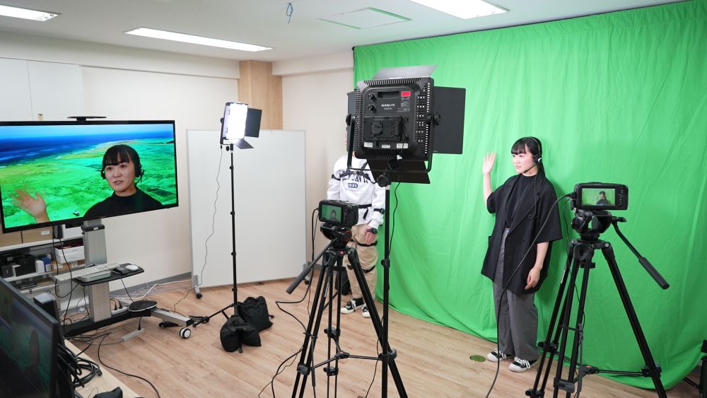 グリーンバックが完備された社内のスタジオ